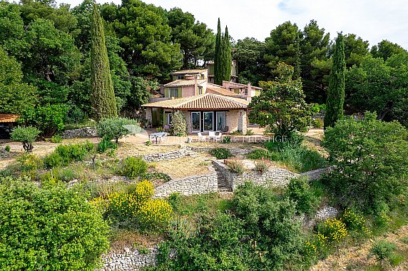 [G. Immobilier de Prestige] Une villa d'architecte incroyable édifiée en harmonie totale avec la nature