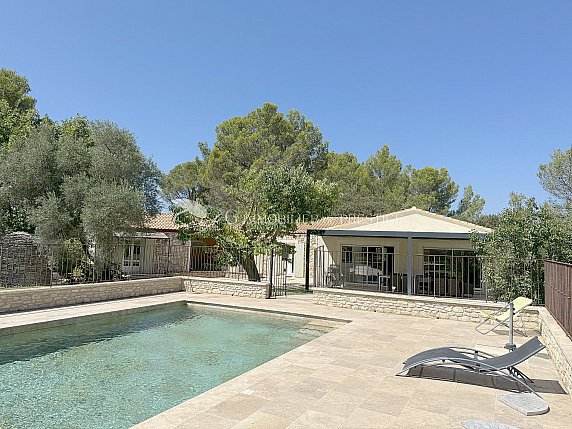 [G. Immobilier de Prestige] A L'Isle-sur-la-Sorgue, en colline, une jolie villa avec piscine