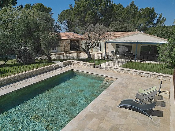 [G. Immobilier de Prestige] A L'Isle-sur-la-Sorgue, en colline, une élégante villa avec piscine