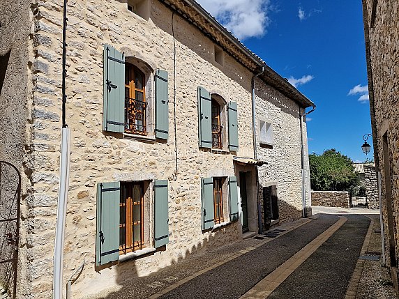 [G. Immobilier de Prestige] Saint-Christol-d'Albion – Spacieuse maison de caractère en pierre, rénovée avec goût et jardin