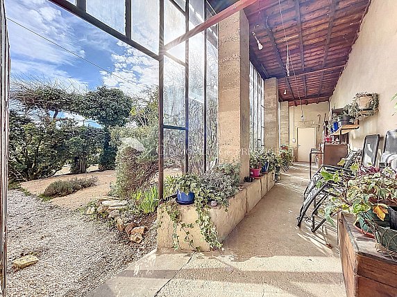 [G. Immobilier de Prestige] Un mas de ville à la campagne avec appartement indépendant et dépendances
