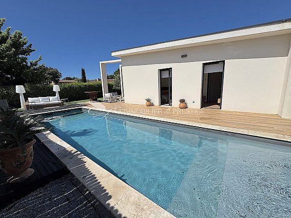[G. Immobilier de Prestige] A Mazan, une villa contemporaine avec piscine
