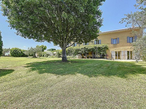 [G. Immobilier de Prestige] A Carpentras, une bastide avec piscine