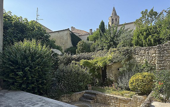 [G. Immobilier de Prestige] A Mazan, une maison de village au beau potentiel avec jardin et piscines 