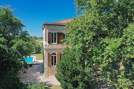 [G. Immobilier de Prestige] A Monteux, un château avec salles de réception sur 16 HA