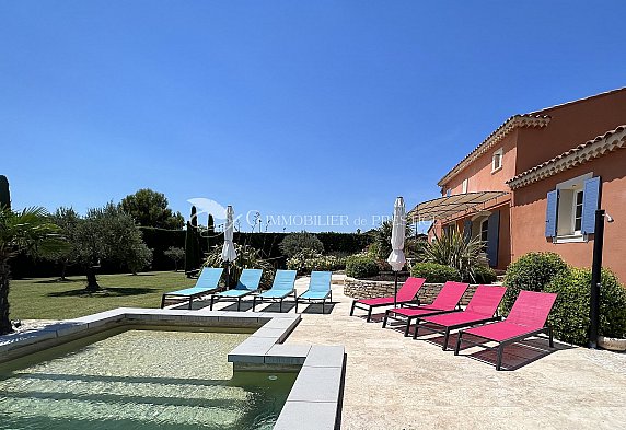 [G. Immobilier de Prestige] A Saint Pierre de Vassols une villa avec une piscine vue Ventoux