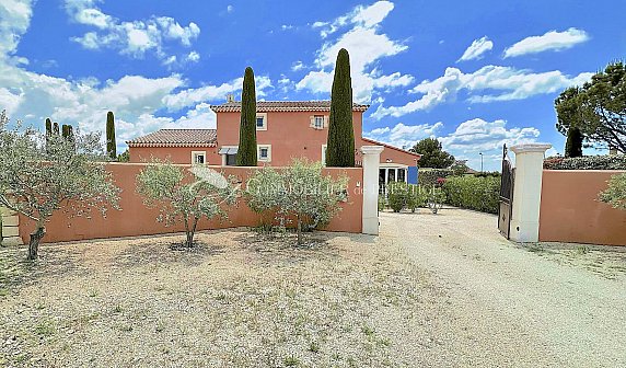 [G. Immobilier de Prestige] A Saint Pierre de Vassols une villa avec une piscine vue Ventoux