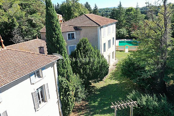[G. Immobilier de Prestige] A Loriol-du-Comtat, un château avec villa indépendante, piscine et tennis