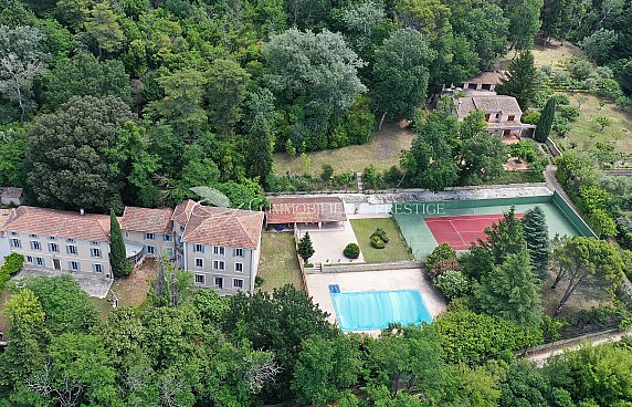 [G. Immobilier de Prestige] A Loriol-du-Comtat, un château avec villa indépendante, piscine et tennis