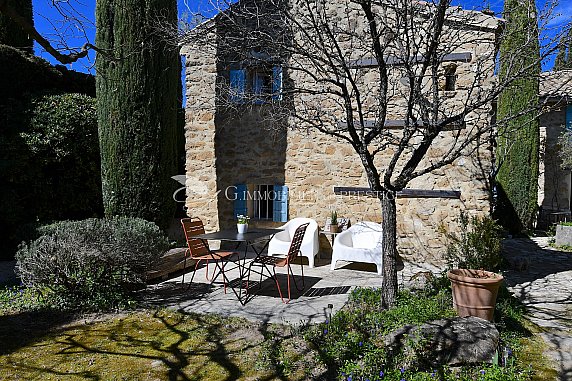 [G. Immobilier de Prestige] A Vaison-La-Romaine, un mas avec gîtes et piscine