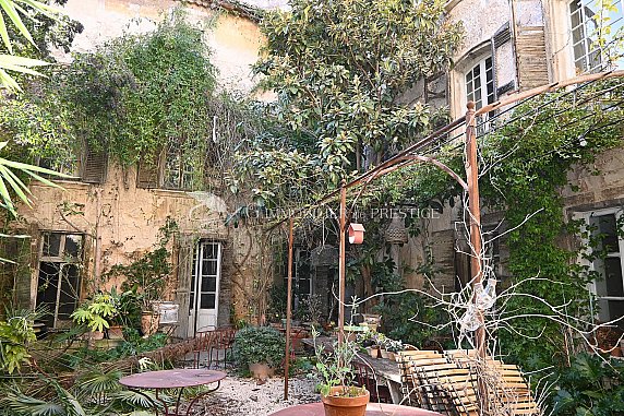 [G. Immobilier de Prestige] A Carpentras, un hôtel particulier à restaurer avec jardinet