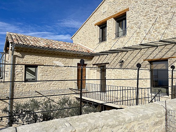 [G. Immobilier de Prestige] Une demeure en pierres avec bassin et vue panoramique 