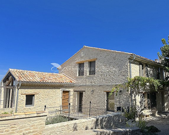 [G. Immobilier de Prestige] A Crillon-Le-Brave, une demeure de village en pierres avec bassin et vue panoramique 