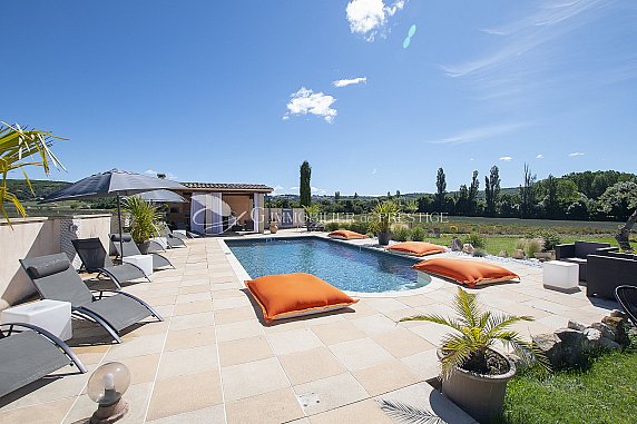 [G. Immobilier de Prestige] A Sault, un domaine avec cinq habitations et deux piscines