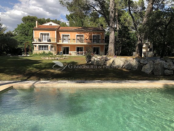 [G. Immobilier de Prestige] Belle villa avec piscine et sa pinède