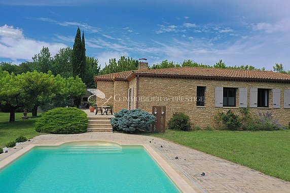 [G. Immobilier de Prestige] A Carpentras, en campagne, une villa en pierre avec piscine 