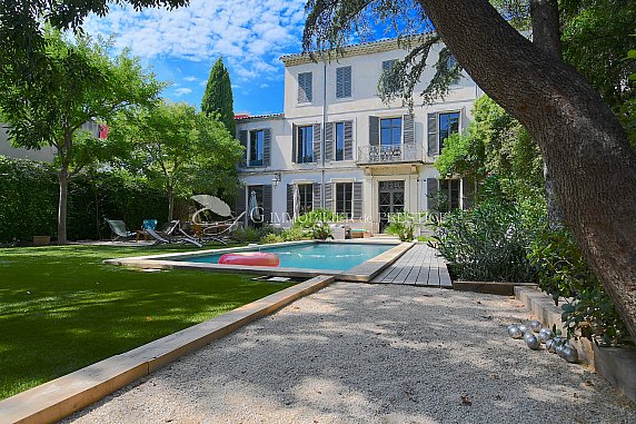 [G. Immobilier de Prestige] A Carpentras, un hôtel particulier restauré avec piscine