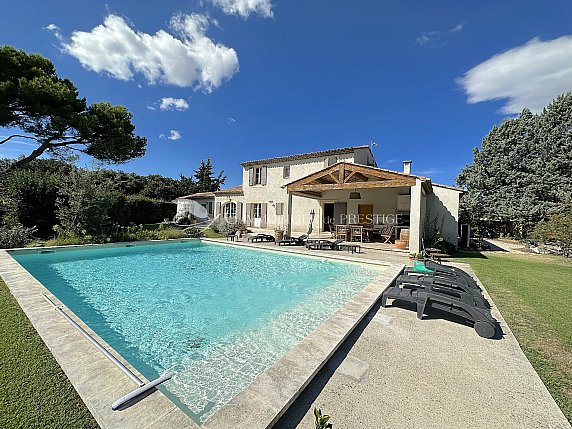 [G. Immobilier de Prestige] A Saint-Didier, une jolie villa avec piscine