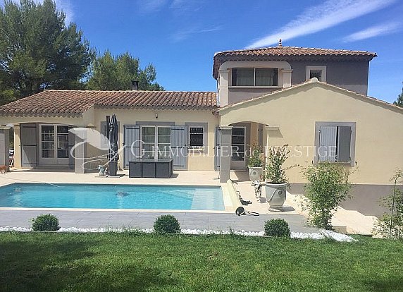 [G. Immobilier de Prestige] A Pernes les Fontaines, une villa avec piscine 